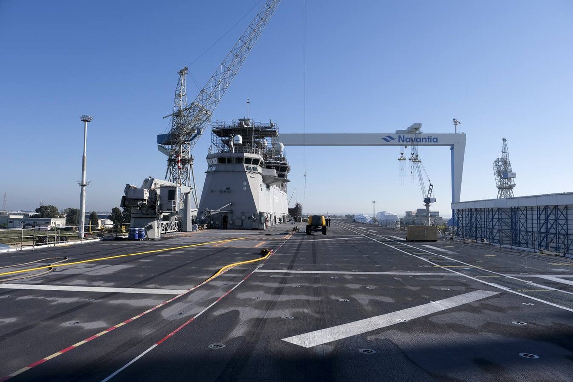 FOTOS: El portaeronaves ‘Juan Carlos I’ se somete a una profunda revisión en el astillero de Puerto Real