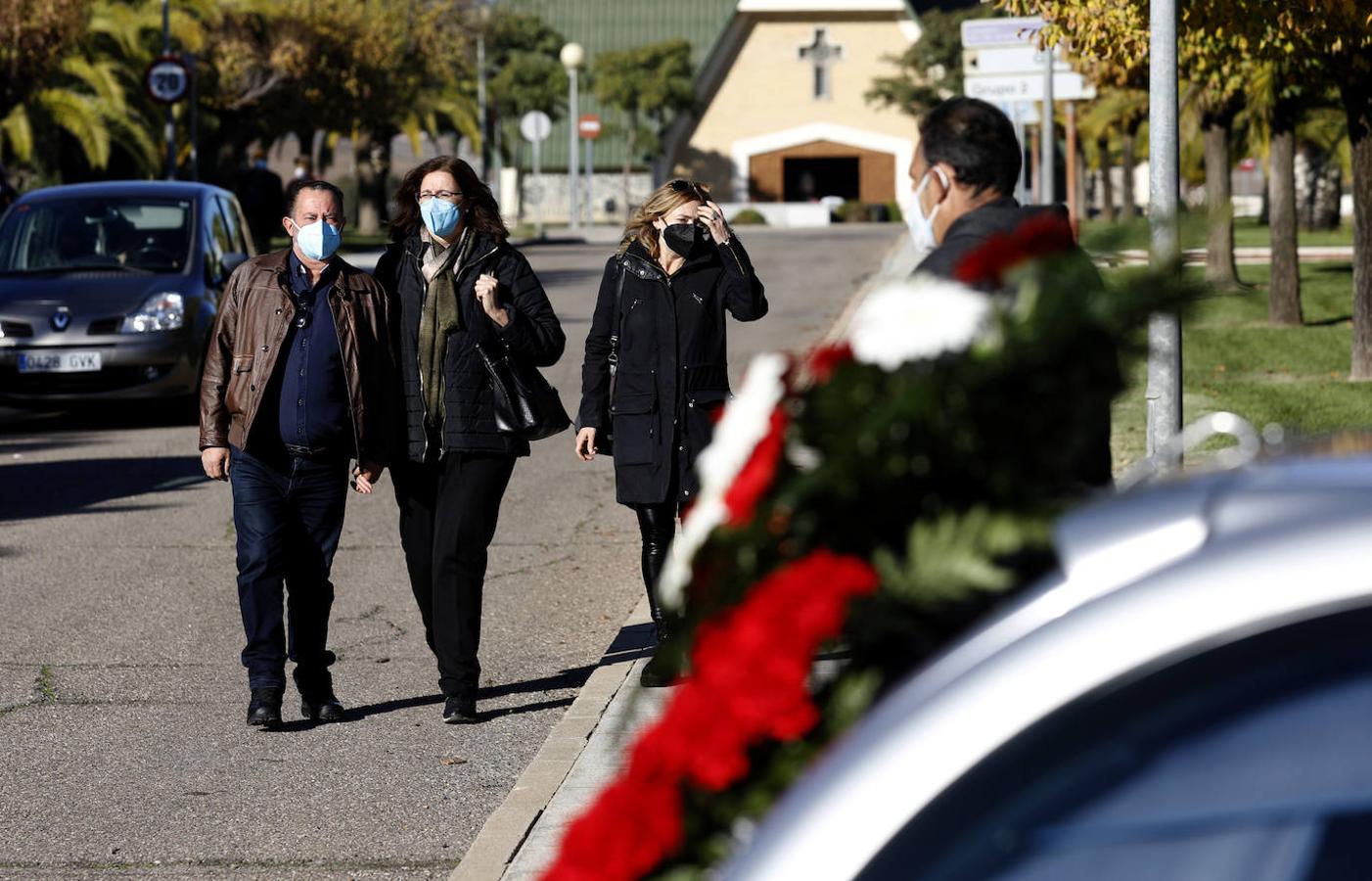 El funeral e incineración de un fallecido por Covid en Córdoba, en imágenes