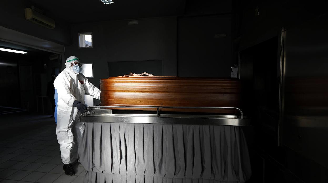 El funeral e incineración de un fallecido por Covid en Córdoba, en imágenes