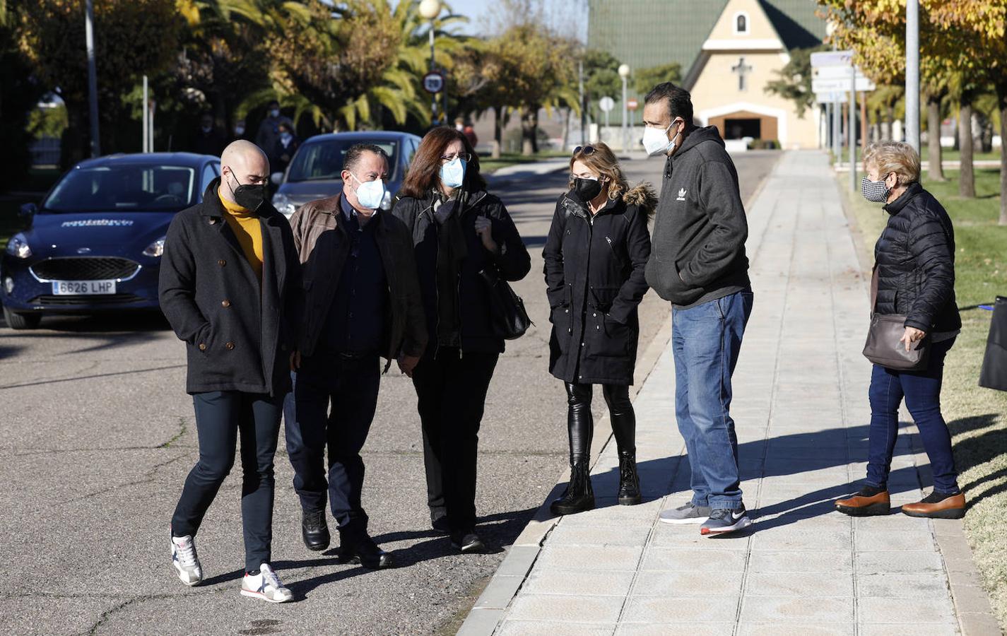 El funeral e incineración de un fallecido por Covid en Córdoba, en imágenes