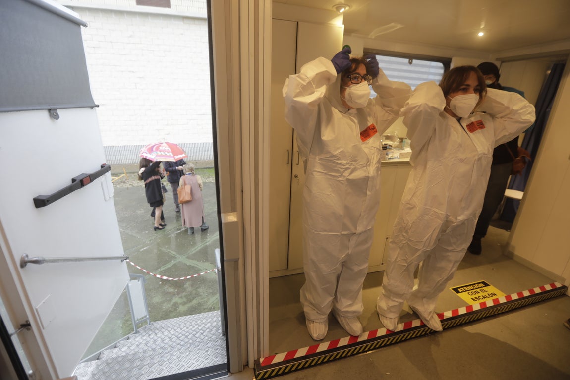 Fotos: Así es el nuevo camión que realiza los cribados masivos en la provincia de Cádiz