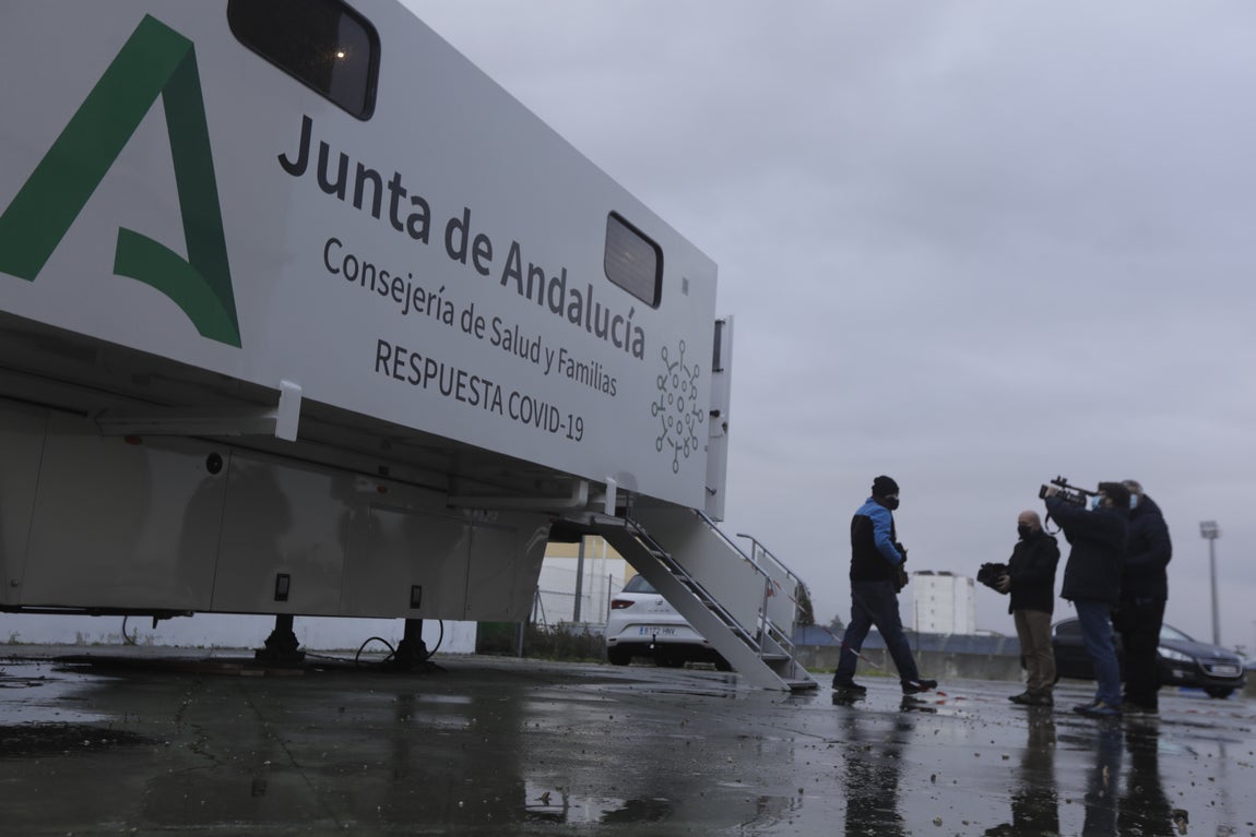 Fotos: Así es el nuevo camión que realiza los cribados masivos en la provincia de Cádiz