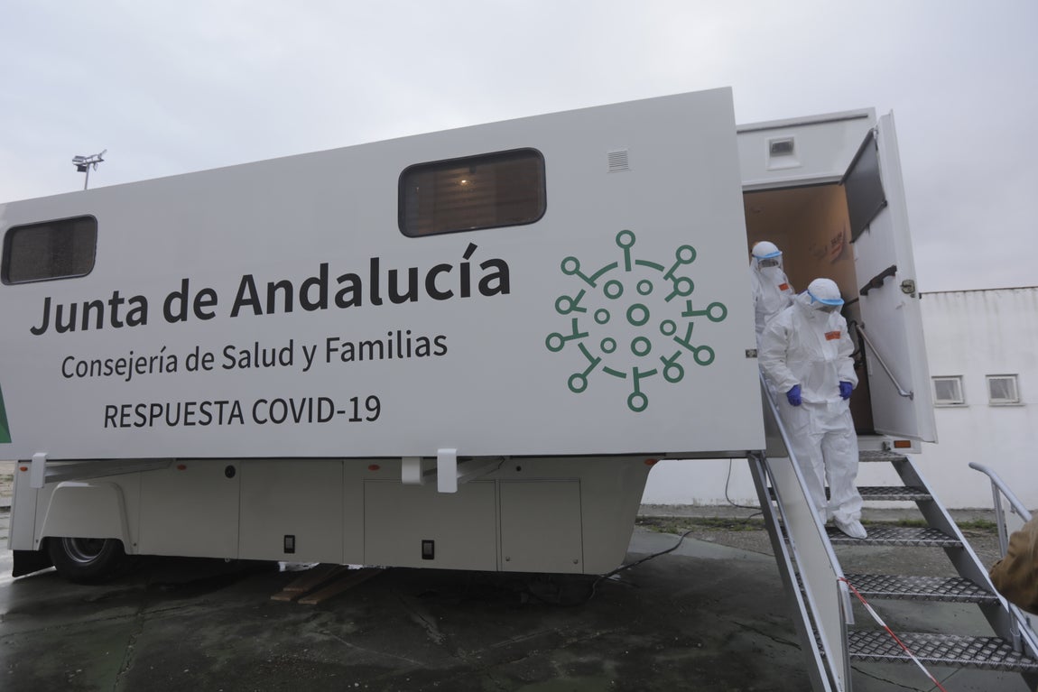 Fotos: Así es el nuevo camión que realiza los cribados masivos en la provincia de Cádiz