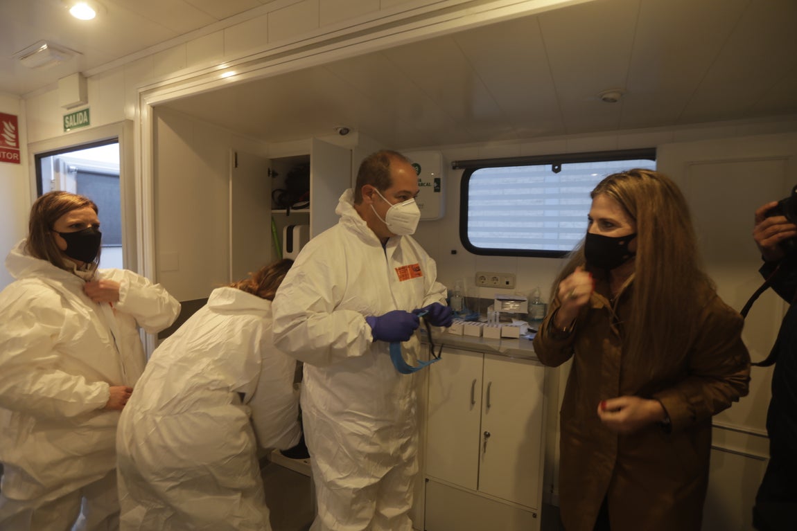 Fotos: Así es el nuevo camión que realiza los cribados masivos en la provincia de Cádiz