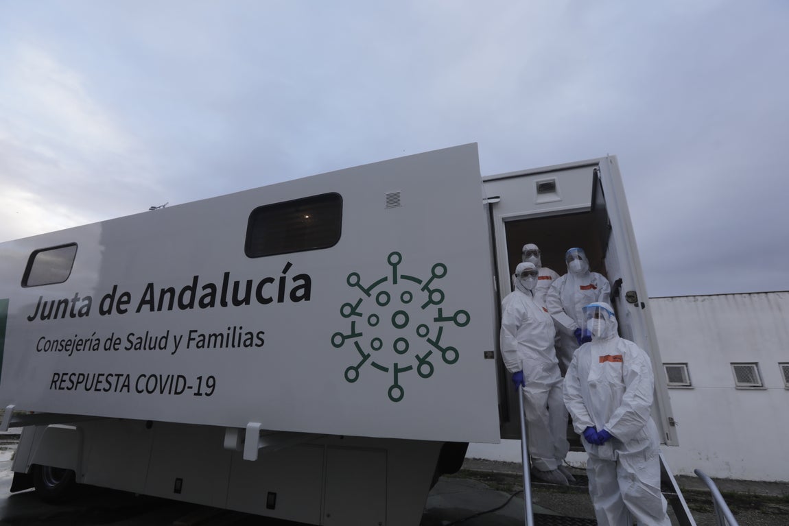 Fotos: Así es el nuevo camión que realiza los cribados masivos en la provincia de Cádiz