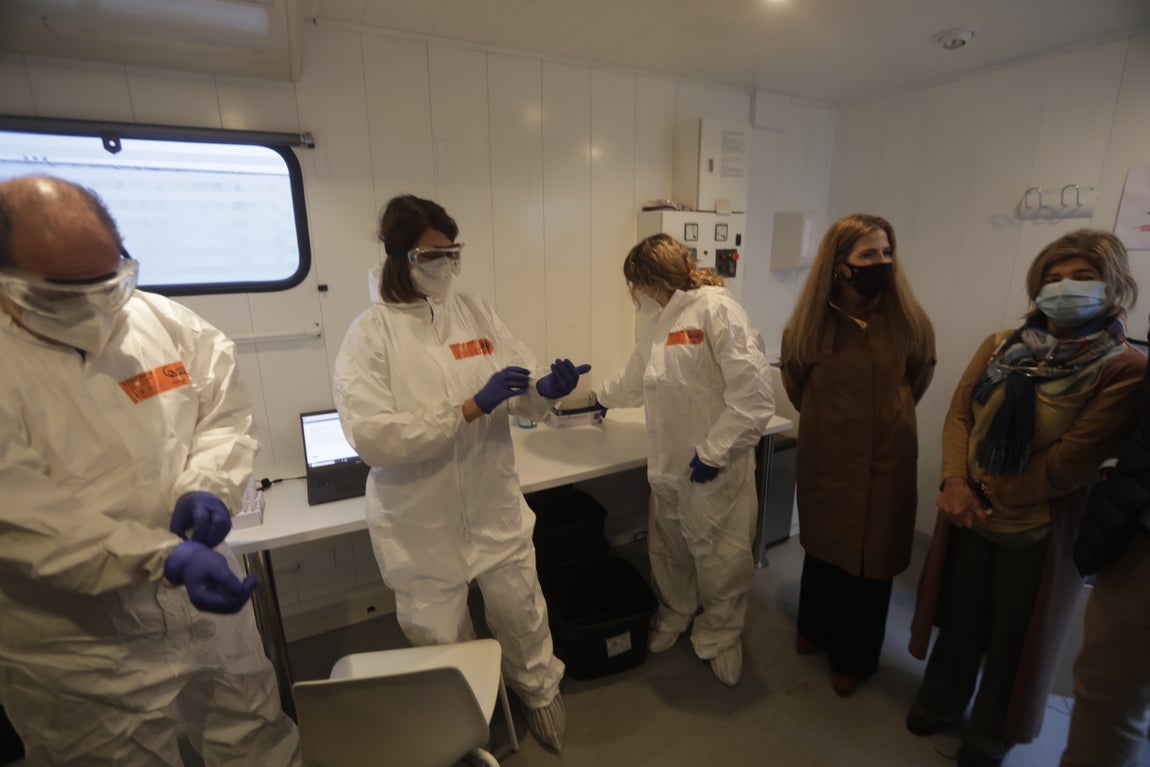 Fotos: Así es el nuevo camión que realiza los cribados masivos en la provincia de Cádiz