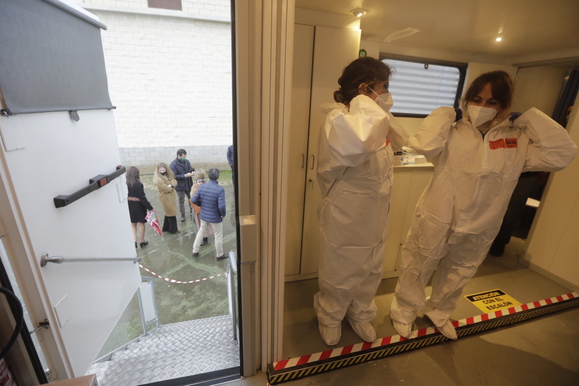 Fotos: Así es el nuevo camión que realiza los cribados masivos en la provincia de Cádiz