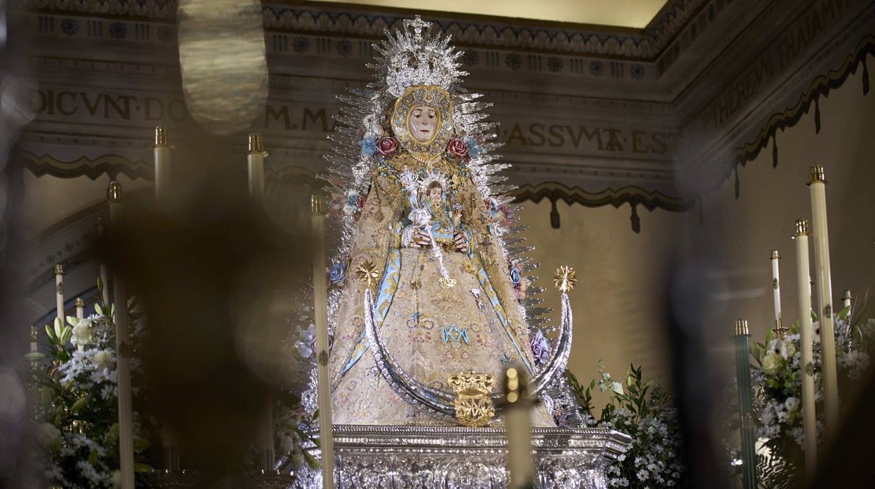 La Virgen del Rocío se viste de reina