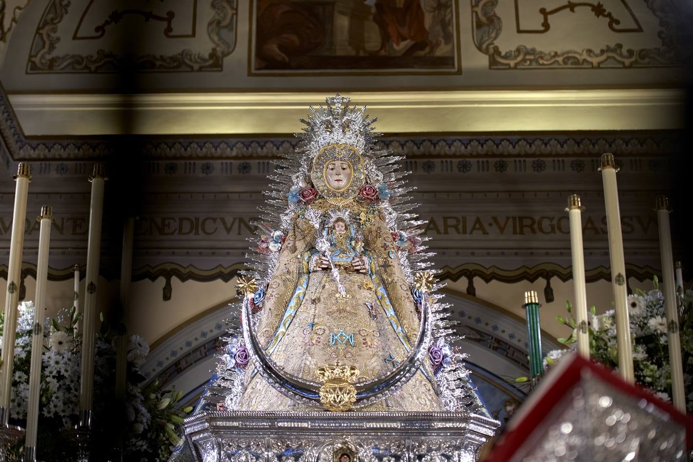 La Virgen del Rocío se viste de reina