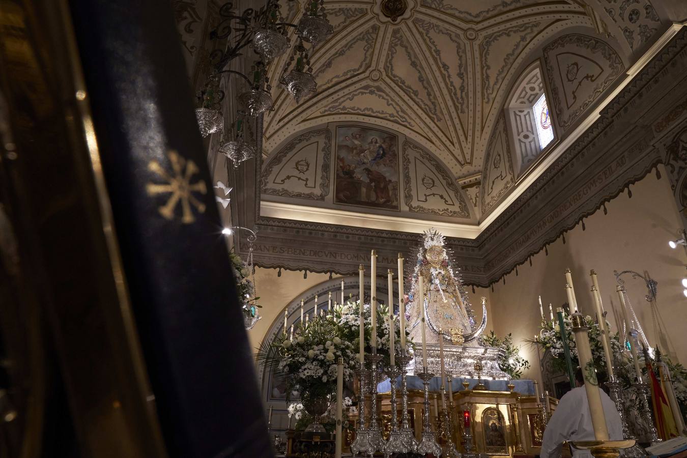 La Virgen del Rocío se viste de reina