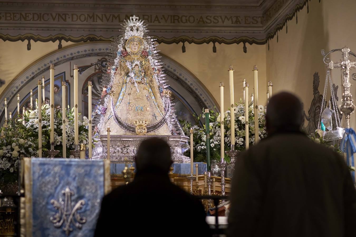 La Virgen del Rocío se viste de reina