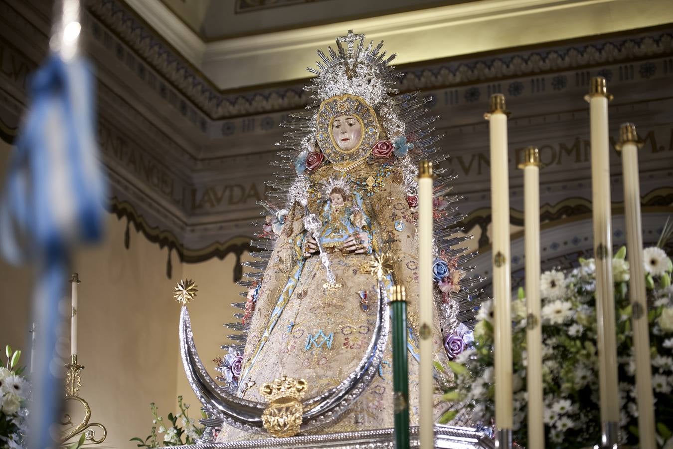 La Virgen del Rocío se viste de reina