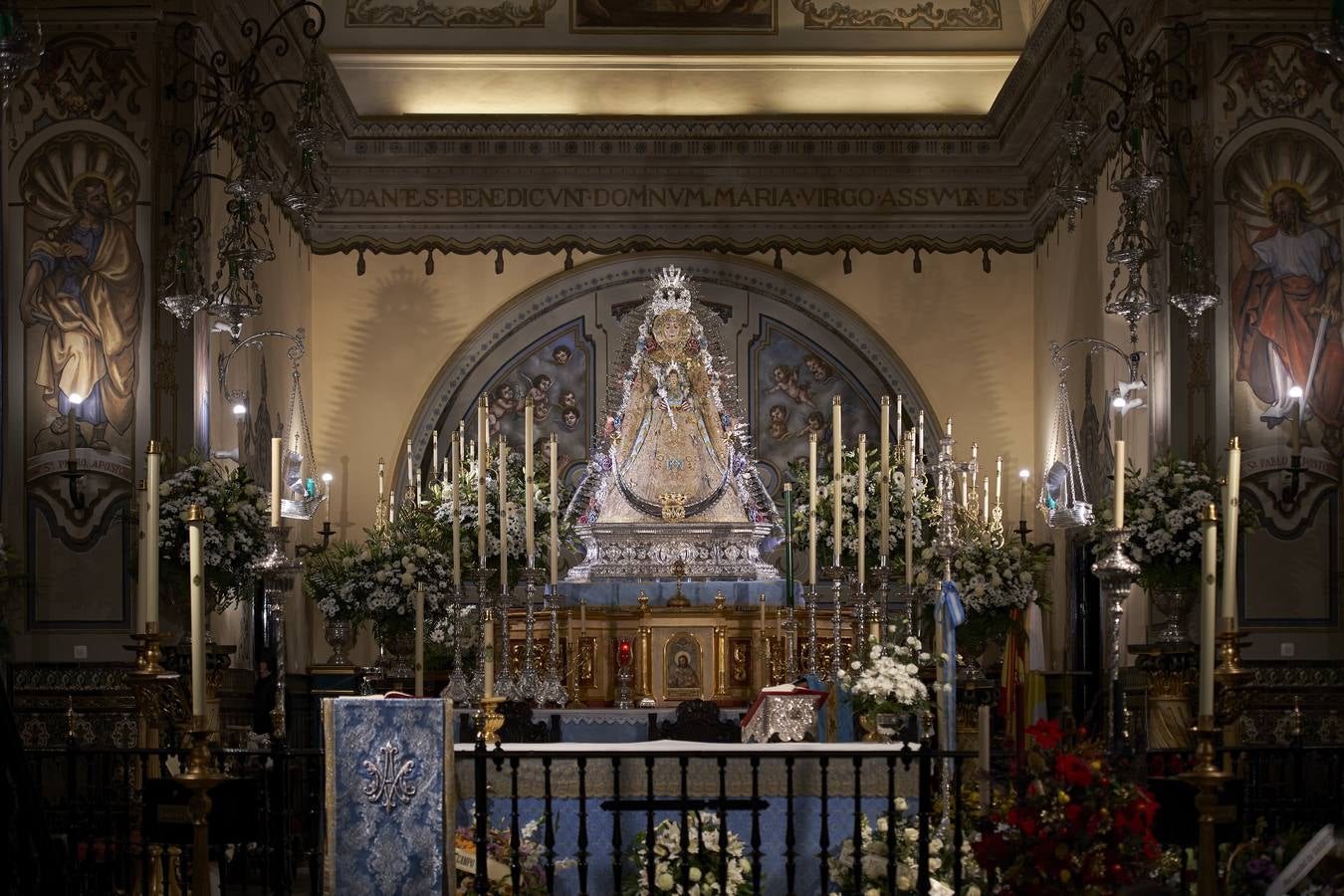 La Virgen del Rocío se viste de reina