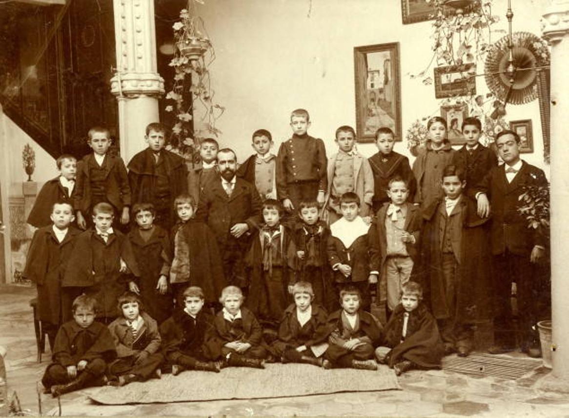 Colegio de Nuestra Señora de la Paz que dirigió, a principios del siglo XX, en el callejón del Vicario, el maestro Francisco Ruiz de la Llave. En 1914 fue nombrado profesor auxiliar de la Normal de Maestros. Foto de Manuel Compañy. Archivo Municipal de Toledo. Colección Luis Alba. 