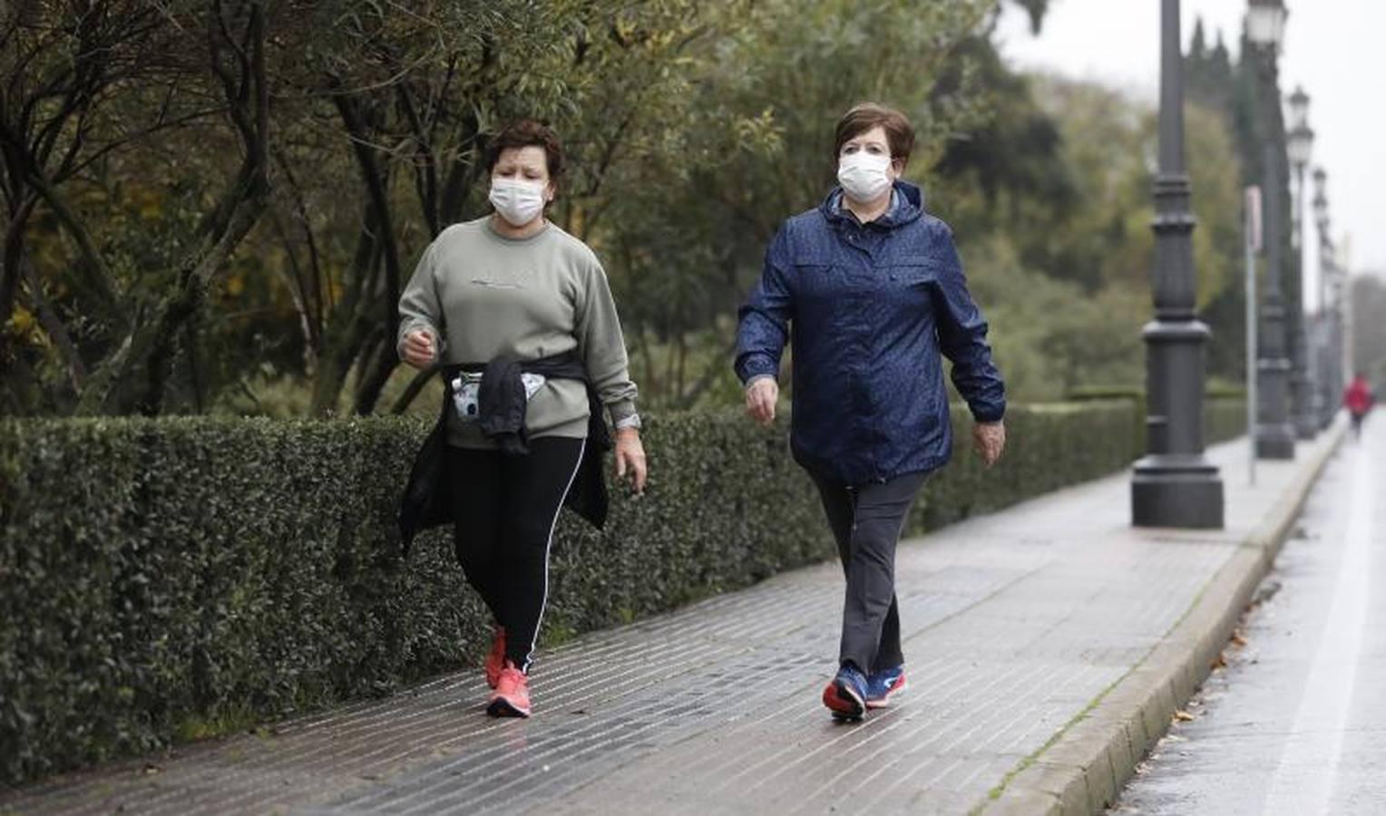 Los corredores que desafían al frío de Córdoba, en imágenes