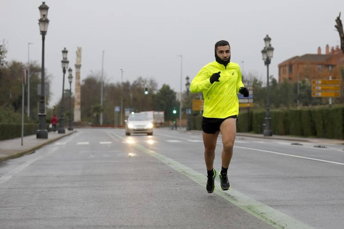 Los corredores que desafían al frío de Córdoba, en imágenes