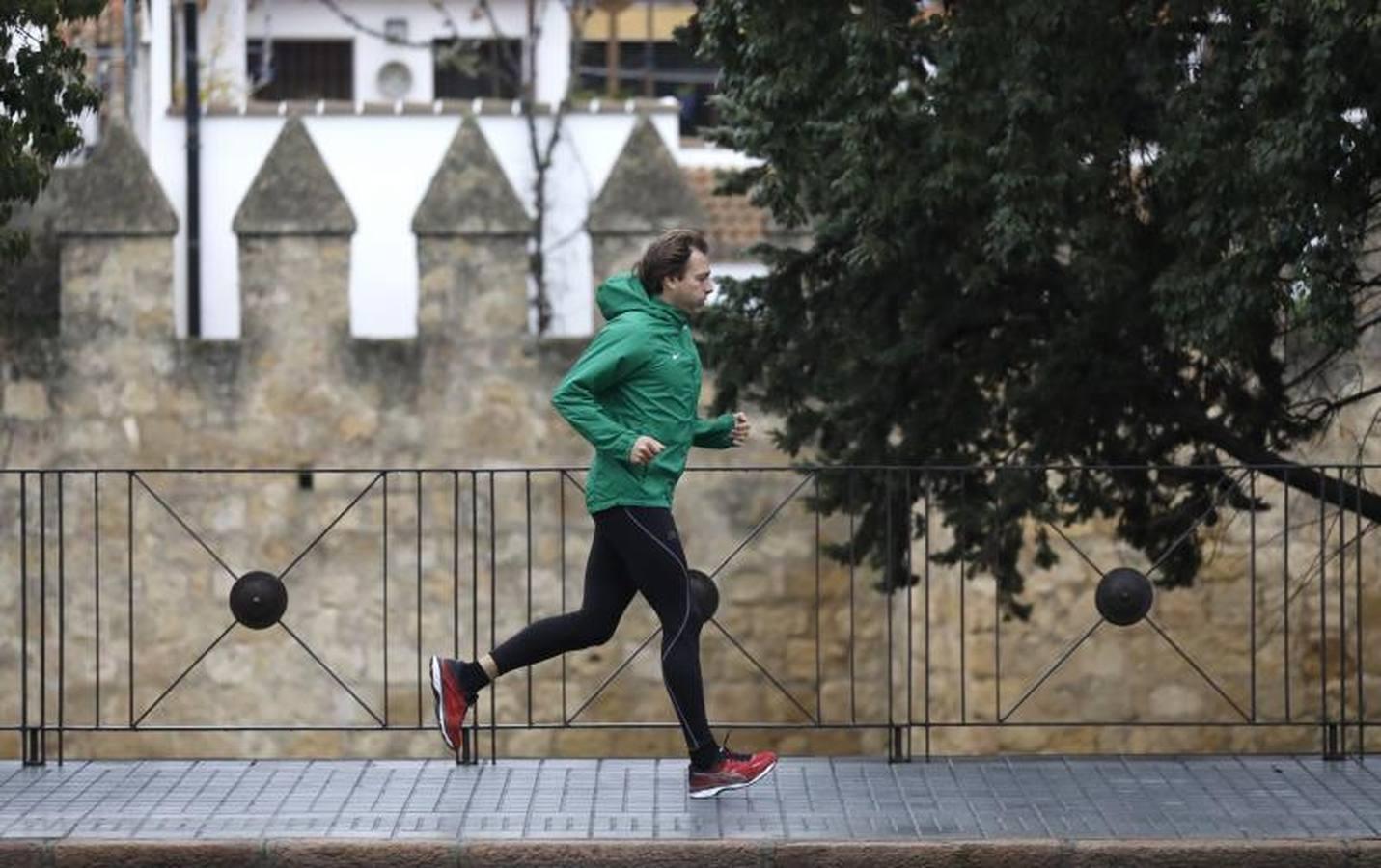 Los corredores que desafían al frío de Córdoba, en imágenes