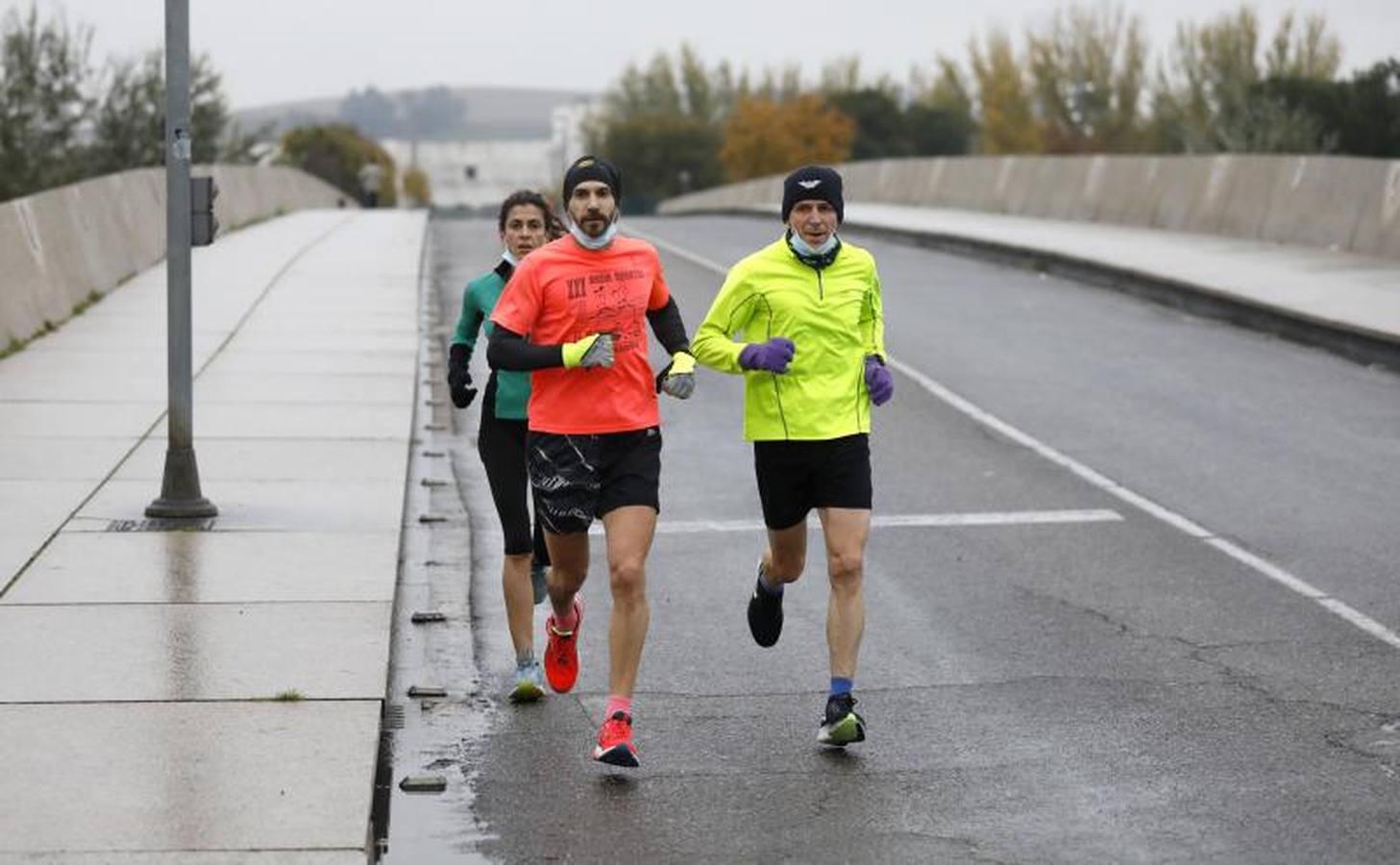 Los corredores que desafían al frío de Córdoba, en imágenes