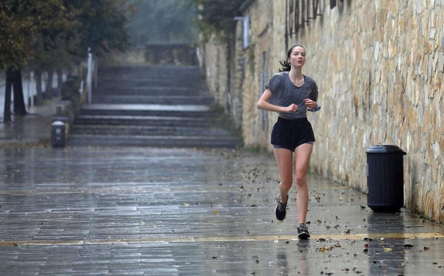 Los corredores que desafían al frío de Córdoba, en imágenes