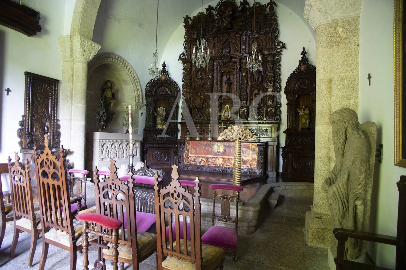 Interior de la Capilla de Meirás. Las sillas en primera línea están tapizadas por Emilia Pardo Bazán. El retablo no sería el original de la época de la escritora sino uno reconstruido en los años 40 por ebanistas compostelanos por encargo de Carmen Polo, según sostiene la familia. 