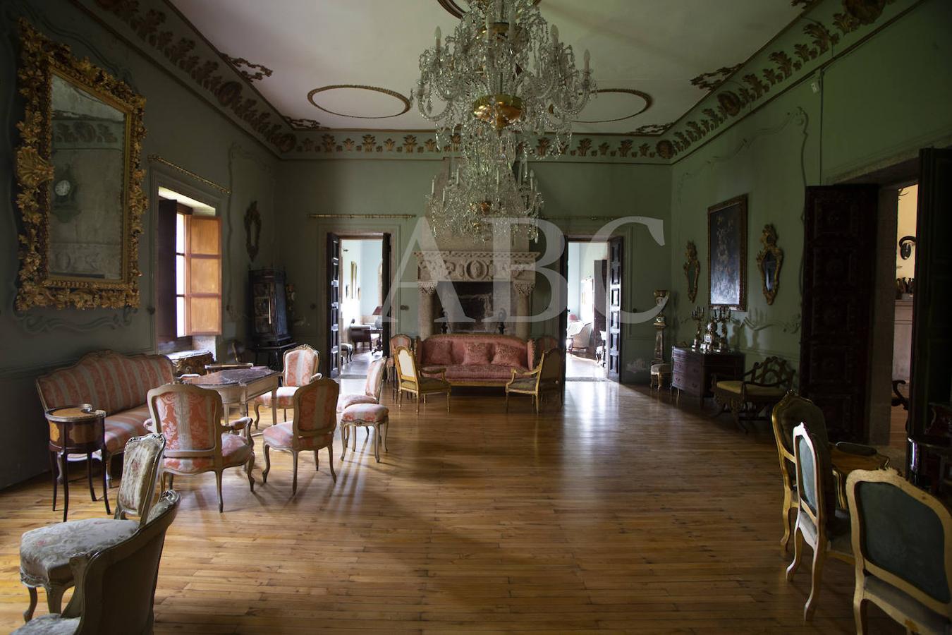 Salón principal de la planta baja. Era el salón de baile en la época de Pardo Bazán, explica la familia Franco. Sus techos estaban cubiertos por pinturas al óleo salidas de la propia mano de la escritora y su madre. El incendio los arrasó. 