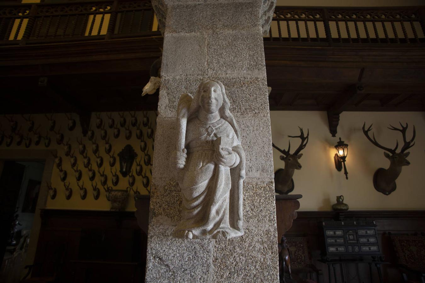 Figura de piedra localizada en la arcada en el vestíbulo del edificio. 