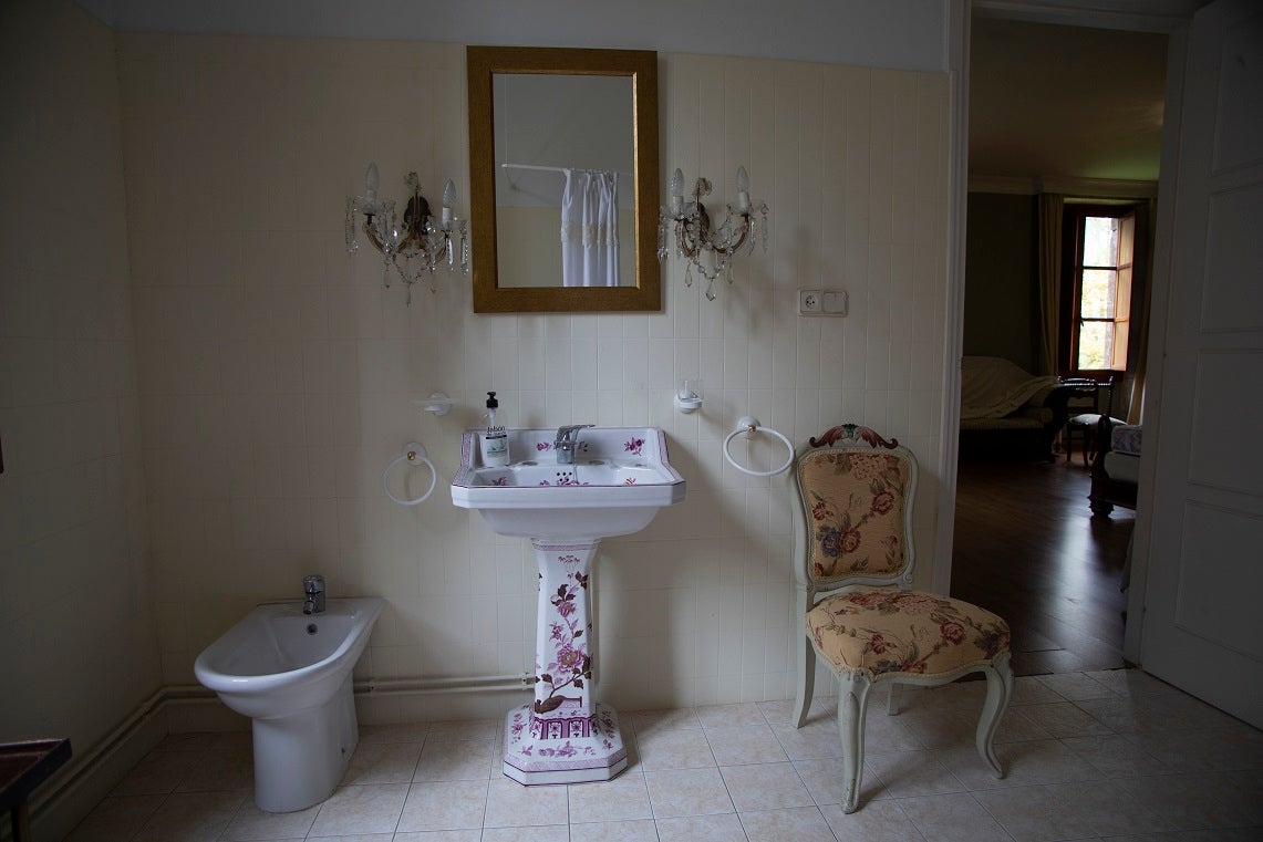 Un antes y un después tras el fuego devastador de 1978. Carmen Franco decidió rehabilitar Meirás dejando tal y como quedó tras el fuego un baño vestidor y el bajo cubierta de una de las alas del pazo. Los estragos de las llamas todavía son evidentes