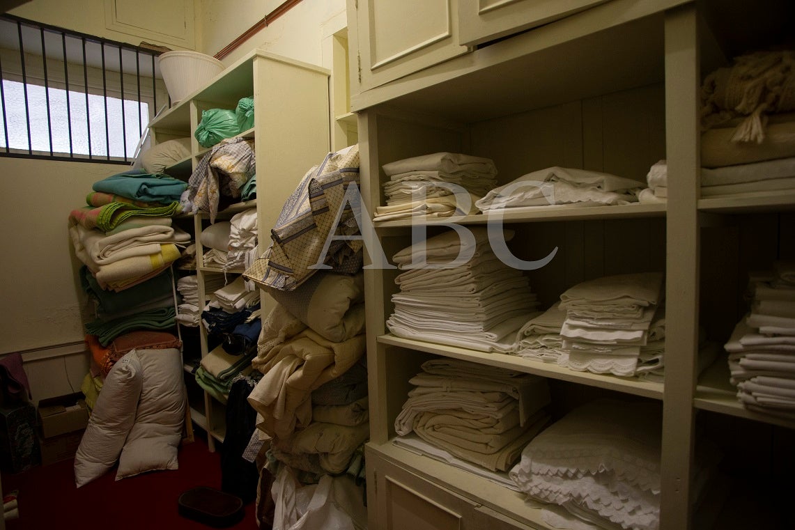 Un antes y un después tras el fuego devastador de 1978. Carmen Franco decidió rehabilitar Meirás dejando tal y como quedó tras el fuego un baño vestidor y el bajo cubierta de una de las alas del pazo. Los estragos de las llamas todavía son evidentes