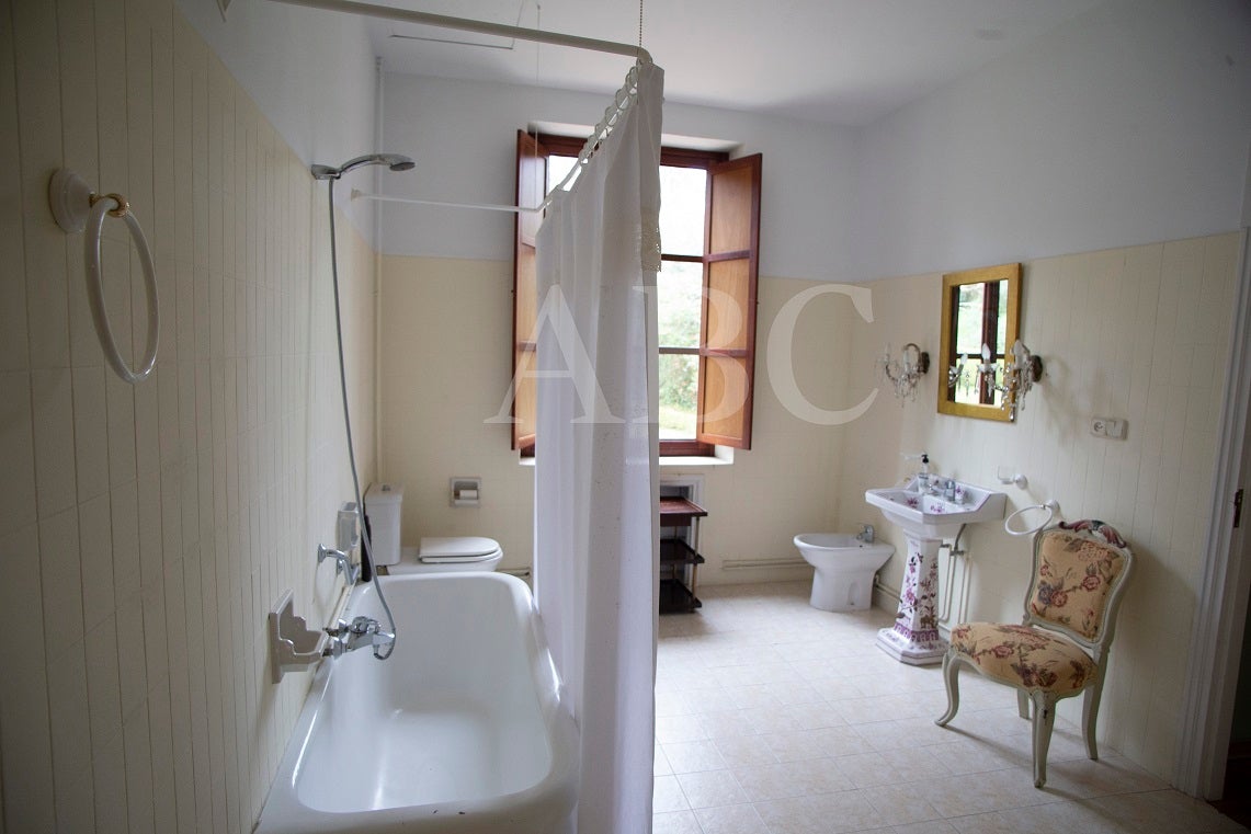 Un antes y un después tras el fuego devastador de 1978. Carmen Franco decidió rehabilitar Meirás dejando tal y como quedó tras el fuego un baño vestidor y el bajo cubierta de una de las alas del pazo. Los estragos de las llamas todavía son evidentes