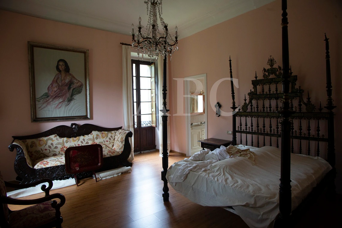 Imagen del dormitorio «del obispo», presidido por un retrato de Carmen Franco obra de Betsy Westendorp. 