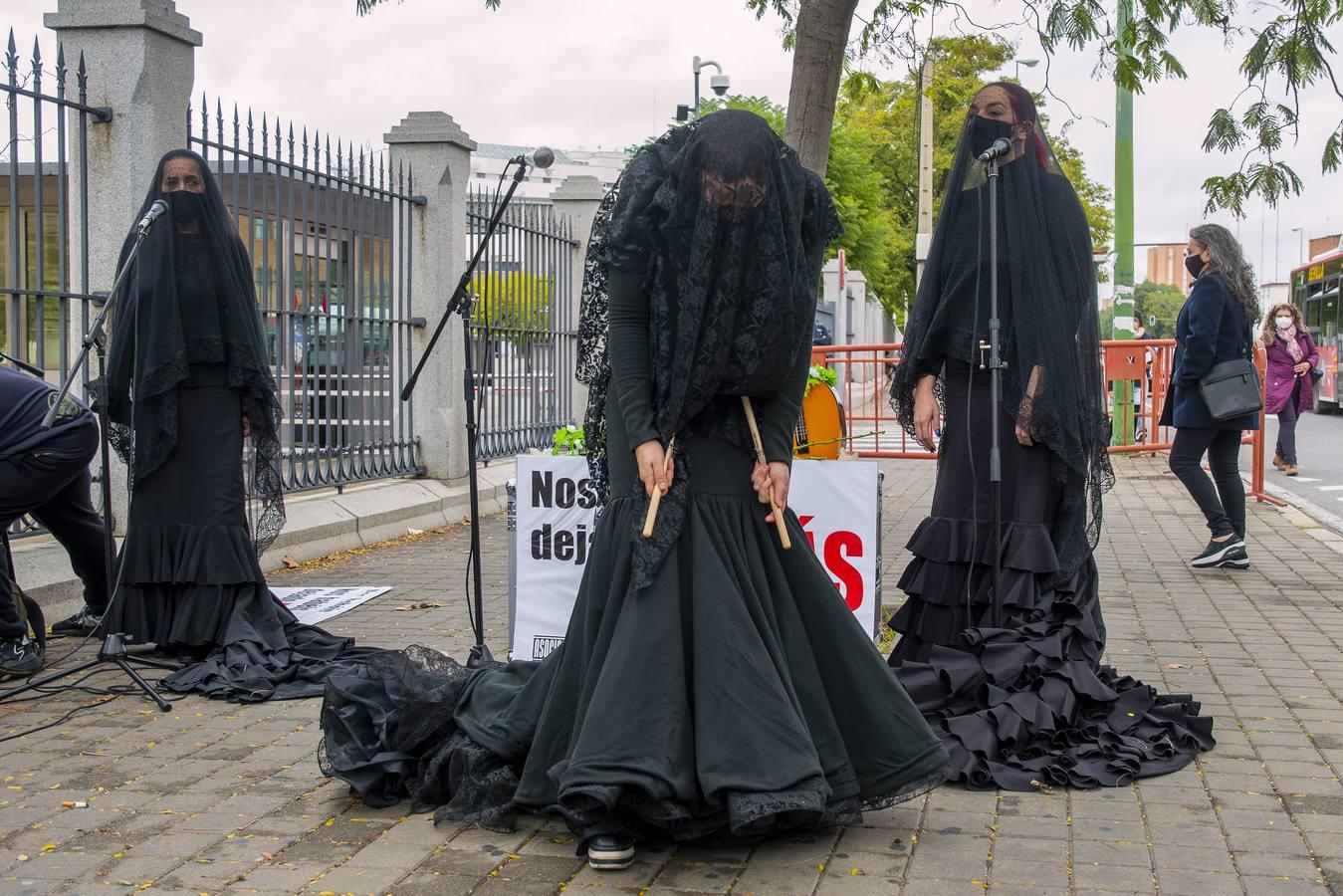 En imágenes, la protesta de los trabajadores del sector cultural en Sevilla