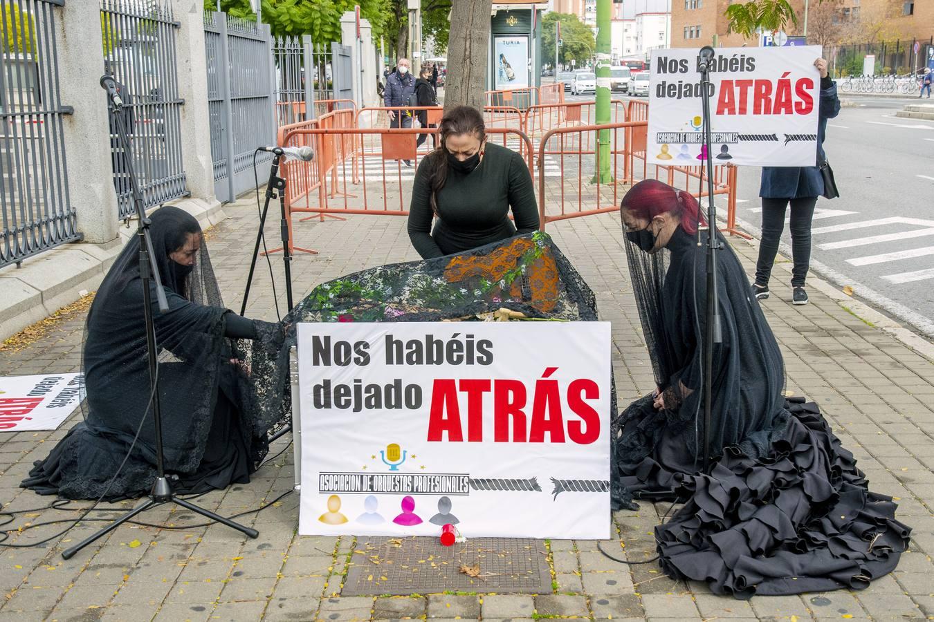 En imágenes, la protesta de los trabajadores del sector cultural en Sevilla