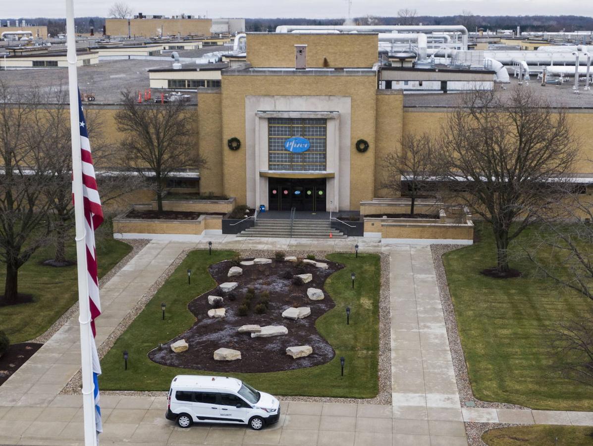 Una imagen aérea hecha con un dron muestra las instalaciones de fabricación y almacenamiento de Pfizer en Portage, Michigan. 