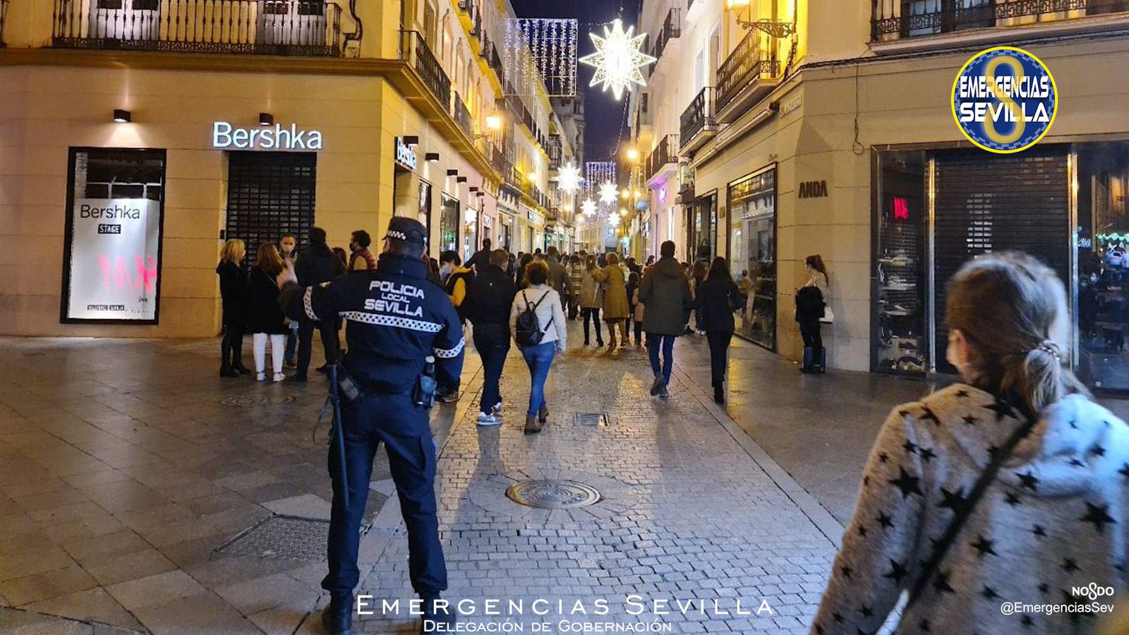 La Policía Local de Sevilla controla las aglomeraciones por Navidad en el Centro