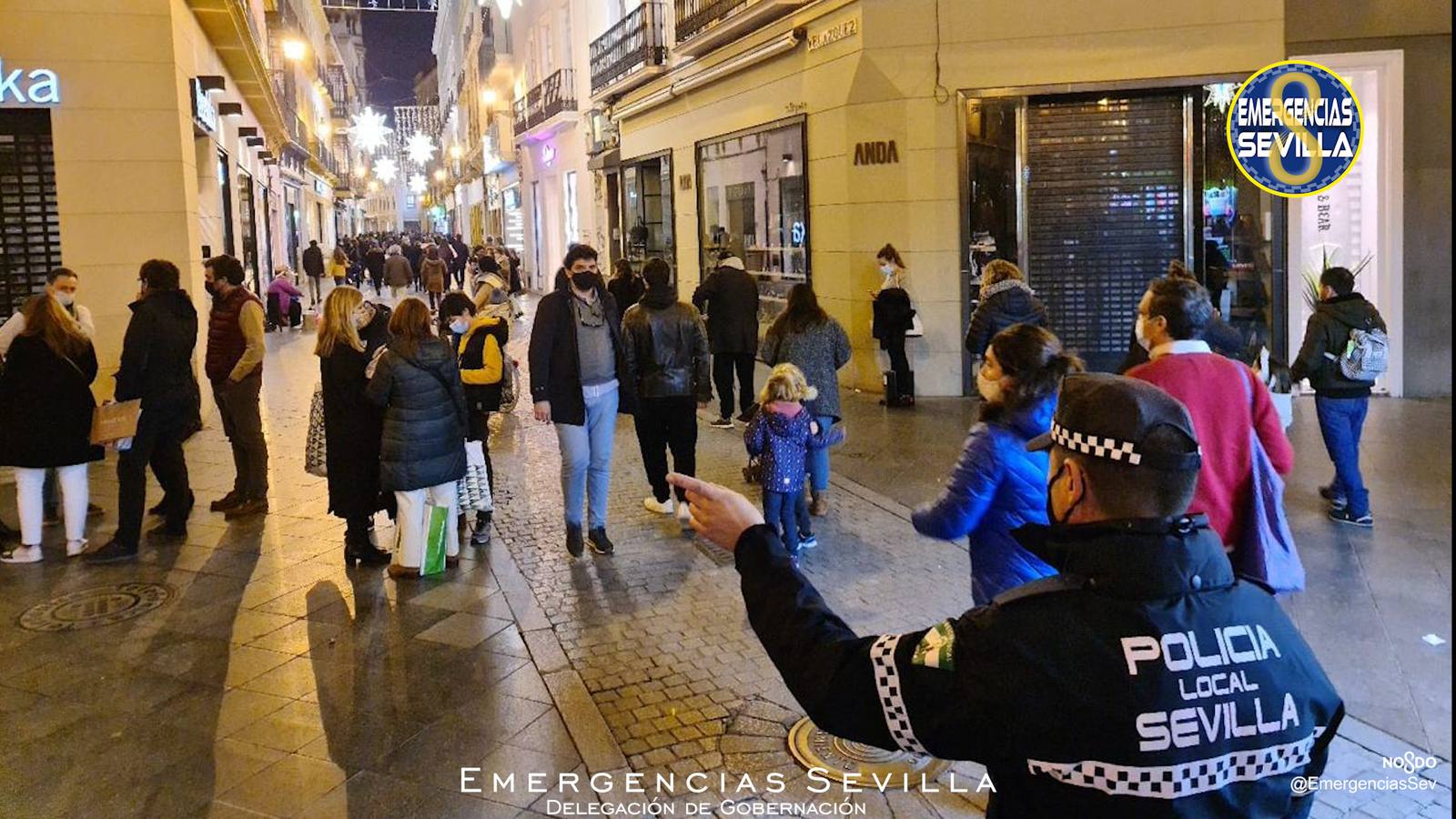 La Policía Local de Sevilla controla las aglomeraciones por Navidad en el Centro