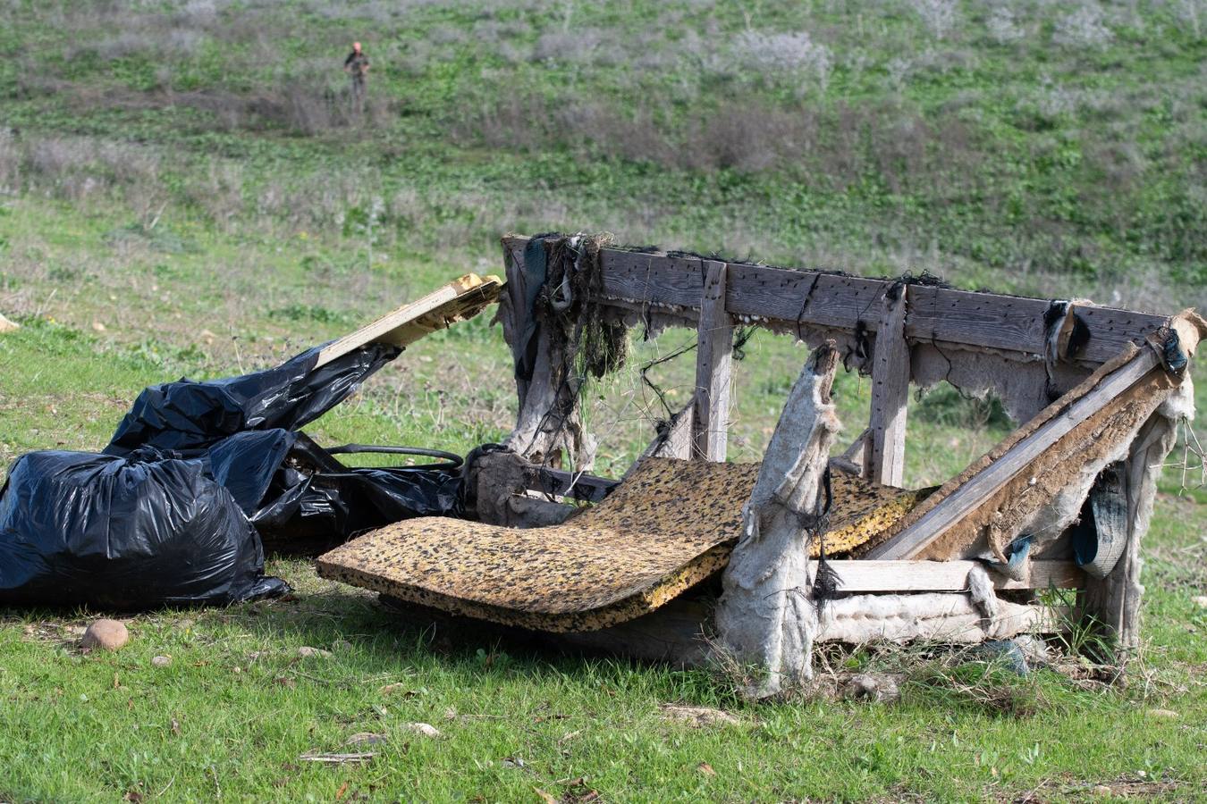 En imágenes, los vecinos de Bellavista limpian los alrededores del Cortijo de Cuarto