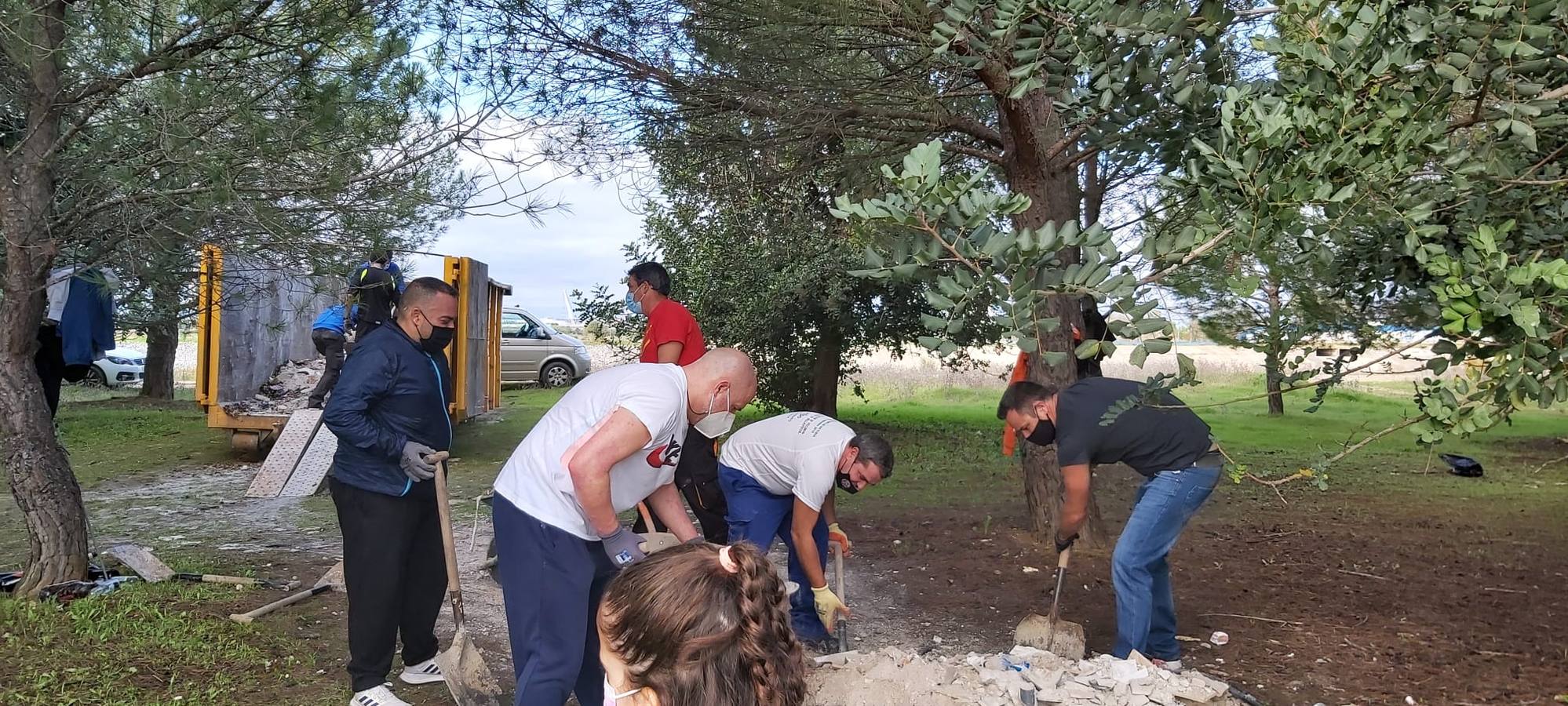 En imágenes, los vecinos de Bellavista limpian los alrededores del Cortijo de Cuarto