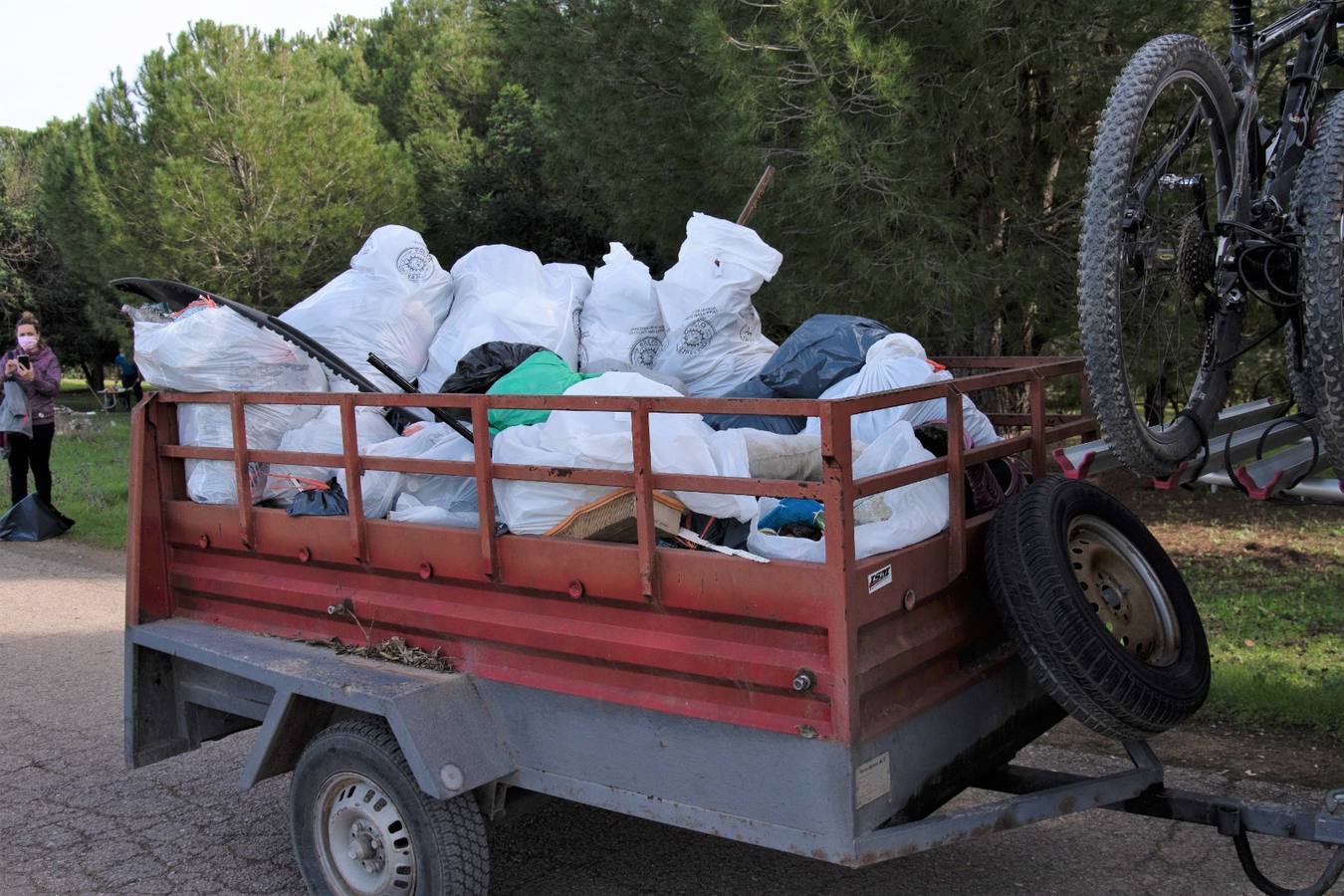 En imágenes, los vecinos de Bellavista limpian los alrededores del Cortijo de Cuarto