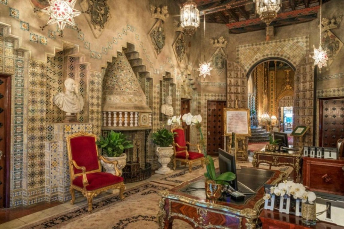 Mar-a-Lago, el nuevo hogar de Donald Trump. Como puede observarse en la imagen, el club posee una decoración de lo más particular con todo tipo de reliquias y obras de arte que perfectamente podrían hacer de él un museo.