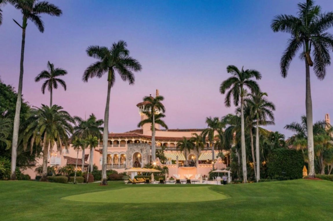 Mar-a-Lago, el nuevo hogar de Donald Trump. Mar-a-Lago no es un club de campo cualquiera, pues es conocido como la joya de Palm Beach debido a su situación estratégica y el lujo que desprende. Trump lo adquirió en 1985 y estuvo viviendo allí hasta 1995 convirtiéndolo en su residencia favorita. Por su parte Melania también es una enamorada de este lugar, al que acude siempre que tiene ocasión para desconectar.
