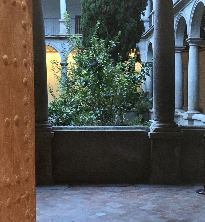 La visita solidaria al convento de San Clemente, en imágenes