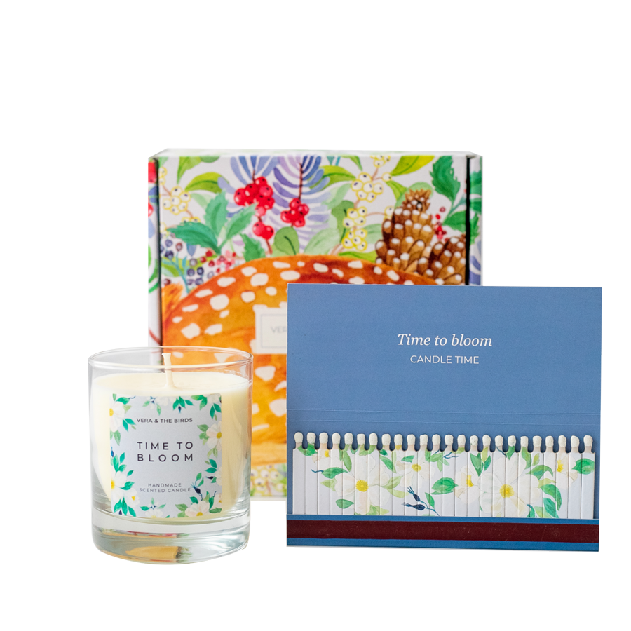 Para que el hogar huela bien. Incluye Time to Bloom Handmade Scented Candle y cerillas ilustradas To Bloom (¡NOVEDAD!). Ideal para ‘inundar’ tu hogar con el espíritu Vera &amp;amp; The Birds. El cálido, dulce y sensual aroma empolvado de su nueva vela hará que tus sesiones de «manta y peli» o tus momentos beauty sean toda una experiencia inolvidable.