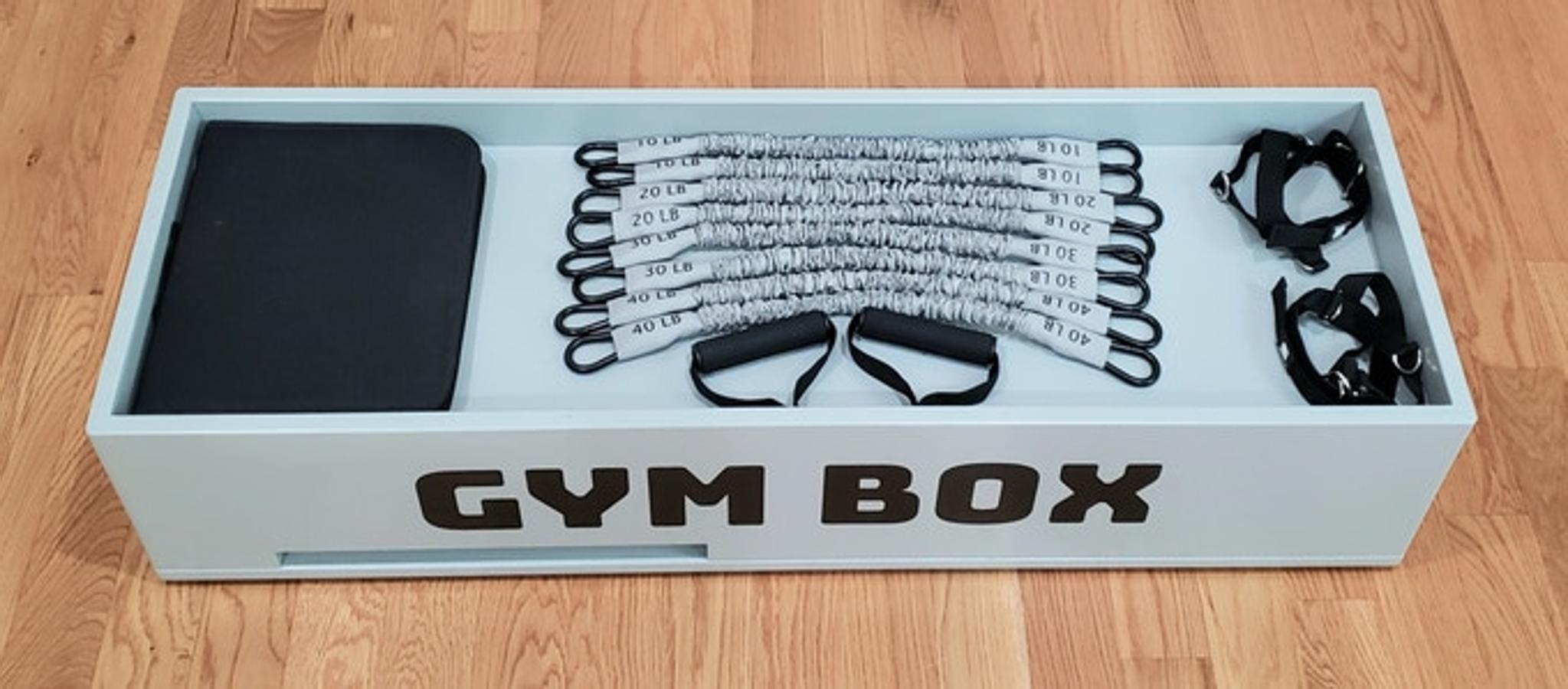 Para llevar el gimnasio a cuestas. Si la intención es la de hacer deporte en cualquier parte, Gym Box tiene todo el material necesario en poco más de metro cuadrado. Mancuernas, TRX, banco o gomas elásticas es loq ue puede encontrarse en él. Te lo contamos todo <a href="https://www.abc.es/bienestar/fitness/abci-y-como-ponerte-forma-metro-cuadrado-202012030254_noticia.html" target="_blank">aquí</a>.