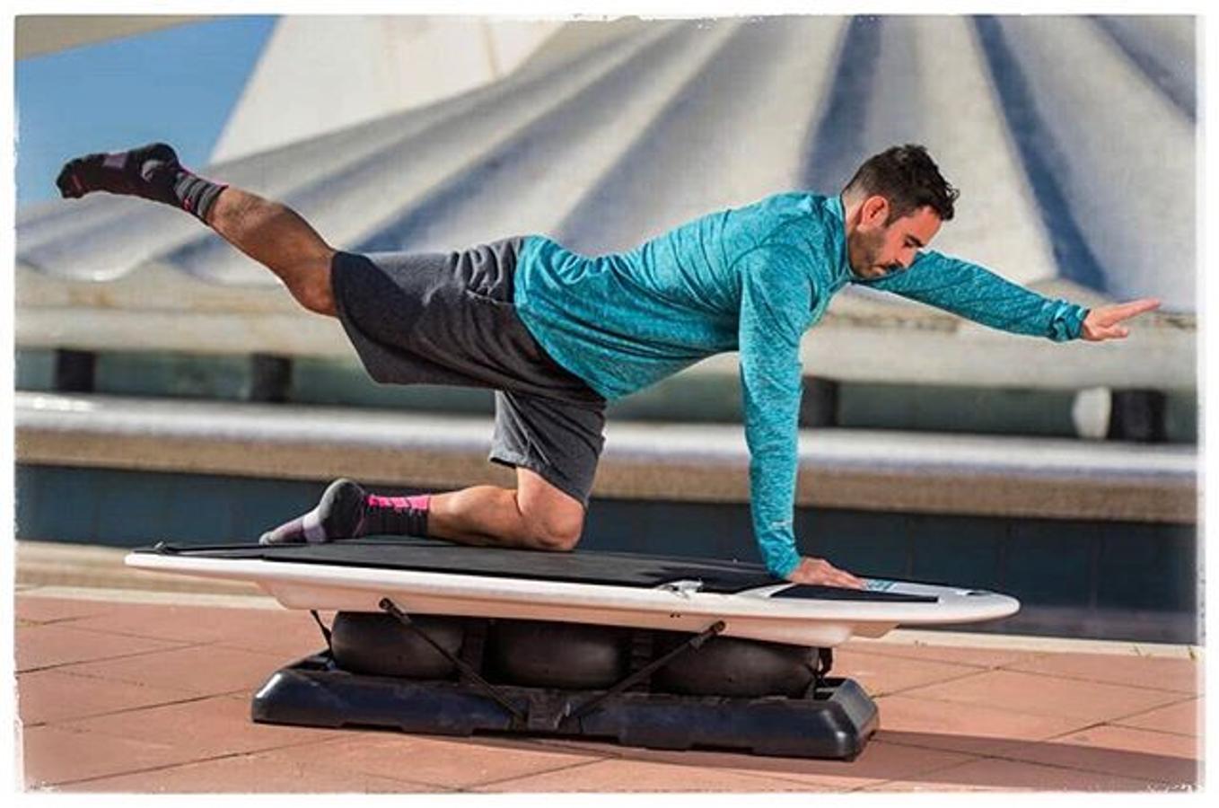 Para mejorar el equilibrio. Cuando trabajamos en inestabilidad, hay una mayor activación de los músculos estabilizadores, mejorando el equilibrio, estabilidad y capacidades propioceptivas. Puedes leer en qué consiste el Surfset Fitness <a href="https://www.abc.es/bienestar/fitness/entrenamiento-ejercicios/abci-consiste-surfset-fitness-nuevo-entrenamiento-viral-202010220301_noticia.html" target="_blank">aquí</a>.