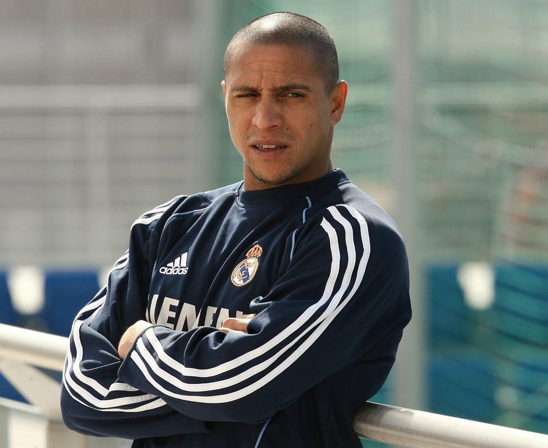 Roberto Carlos. En el estadio Santiago Bernabéu aún recuerdan las cabalgadas de Roberto Carlos por la banda izquierda. Su no inclusión en el once del Dream Team fue una de las grandes sorpresas, pues pocos dudan de que, tanto en el Real Madrid como con Brasil, Roberto Carlos marcó una época en su banda. Inolvidables son sus disparos «a trallón», capaces de derribar barreras y driblar las leyes de la física, como aquel gol de falta a Francia en 1997, cuando la curva y la velocidad de la pelota asombraron al mundo entero. En su caso, sí que aparece en el segundo Dream Team más votado de «France Football».