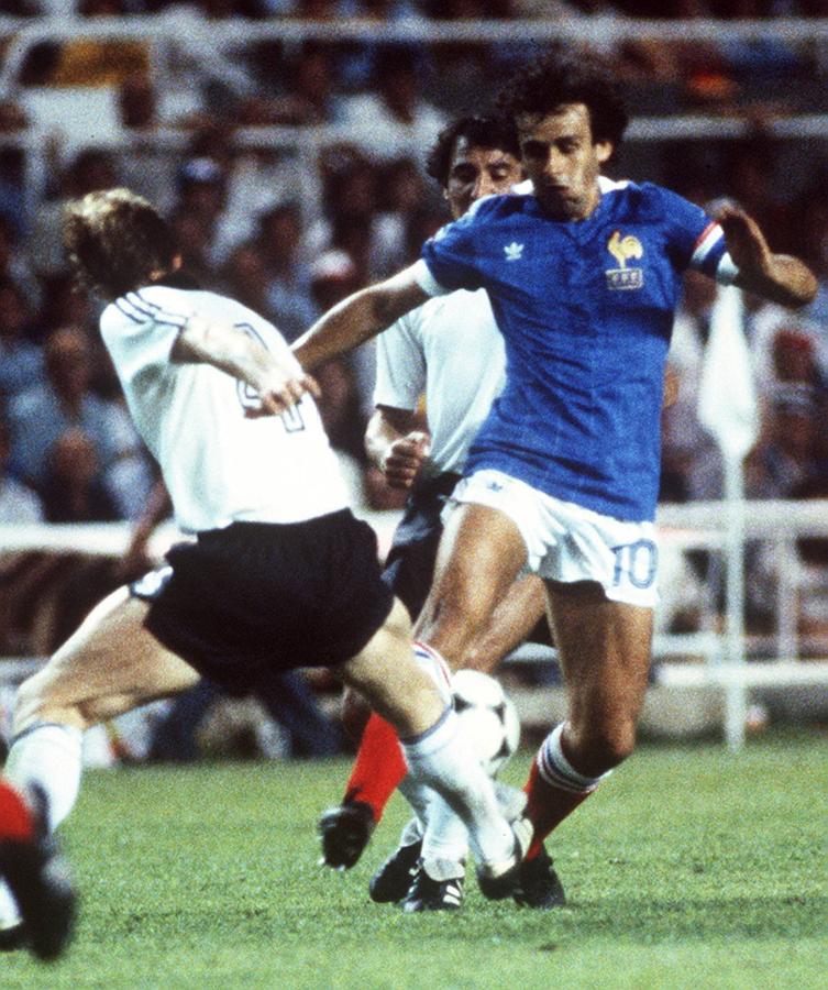 Míchel Platini. El otro gran futbolista francés de la historia, junto a Zidane, con el que compartía algunos aspectos de su juego. Ganador del Balón de Oro durante tres años consecutivos, Platini destacó por su gran habilidad y su extraordinario remate de tiro libre. Sobresaliente en la técnica y con una visión de juego superlativa, sigue siendo uno de los máximos goleadores de la historia de la selección francesa, y uno de los centrocampistas con el olfato de gol más afinado de la historia. Fue incluido, junto a Sergio Ramos y otros más, en el tercer equipo Dream Team.​
