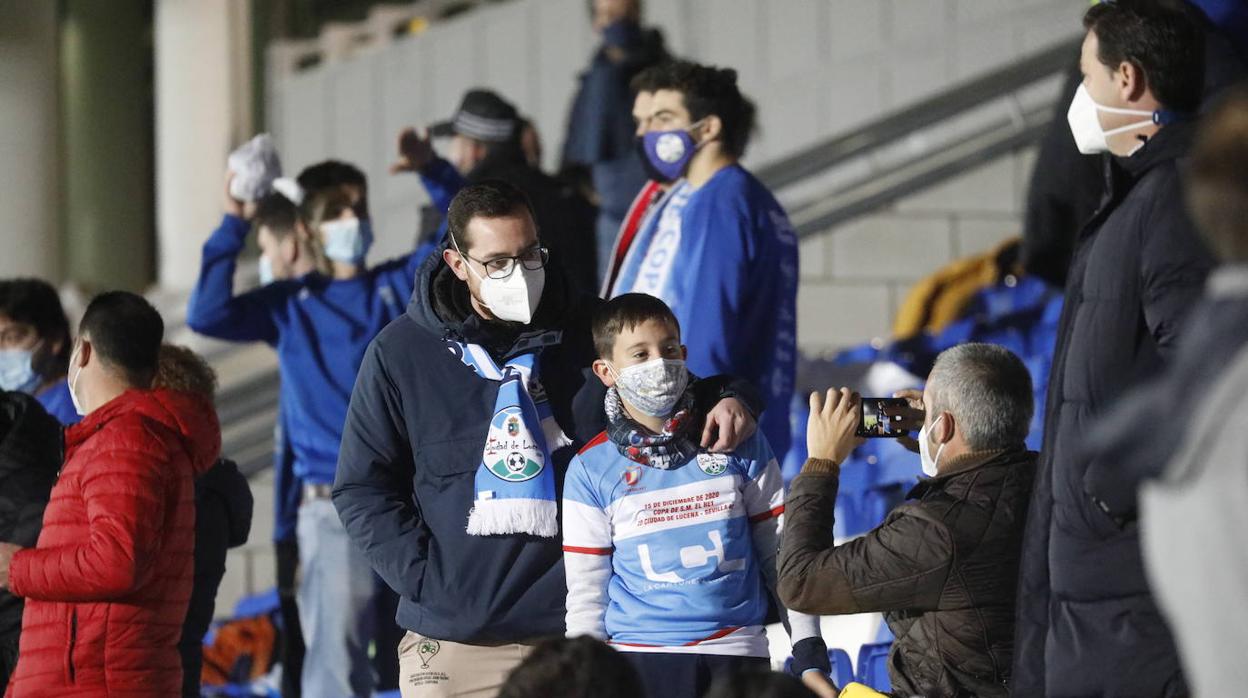 El ambientazo de la grada en el Ciudad de Lucena-Sevilla FC, en imágenes