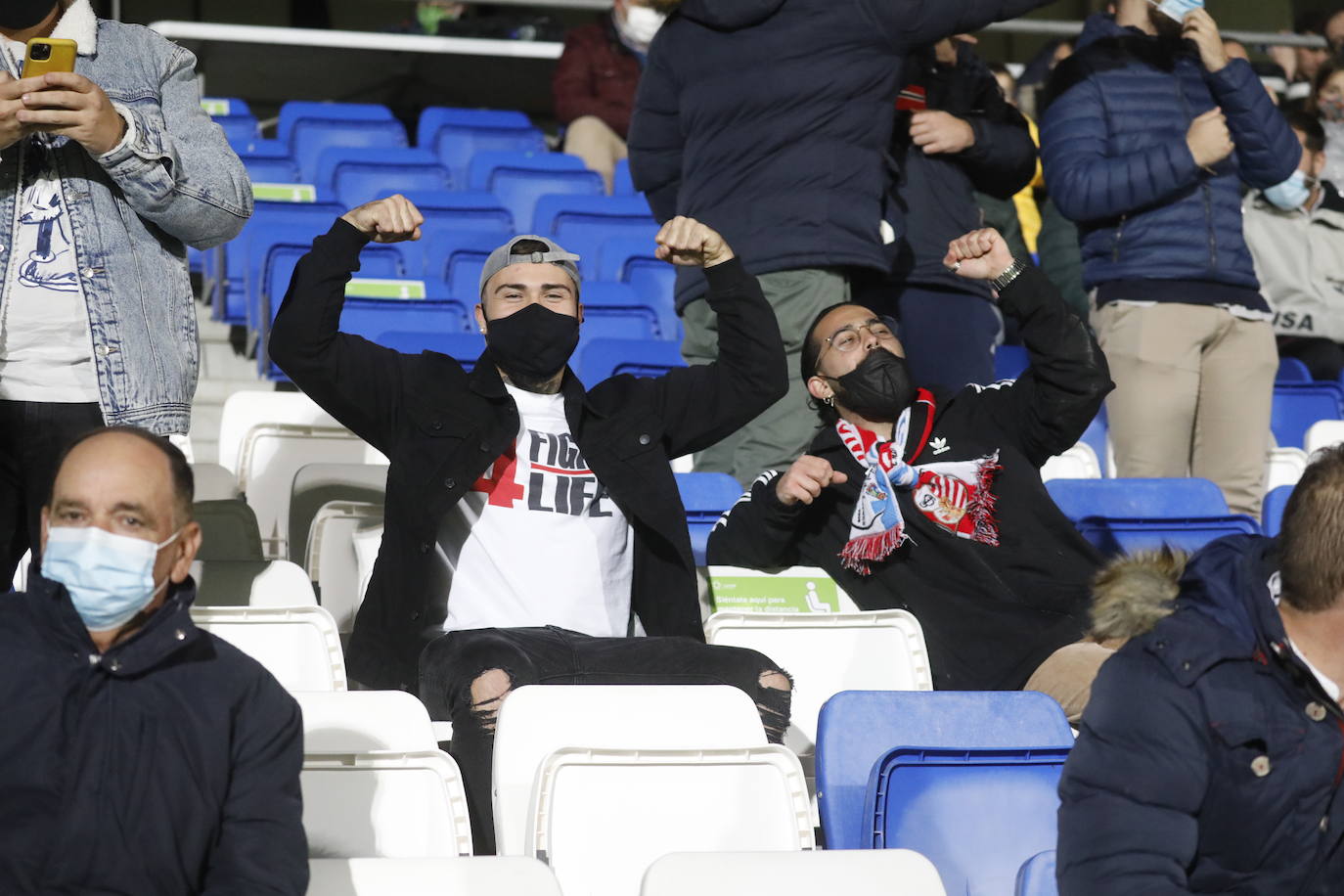 El ambientazo de la grada en el Ciudad de Lucena-Sevilla FC, en imágenes