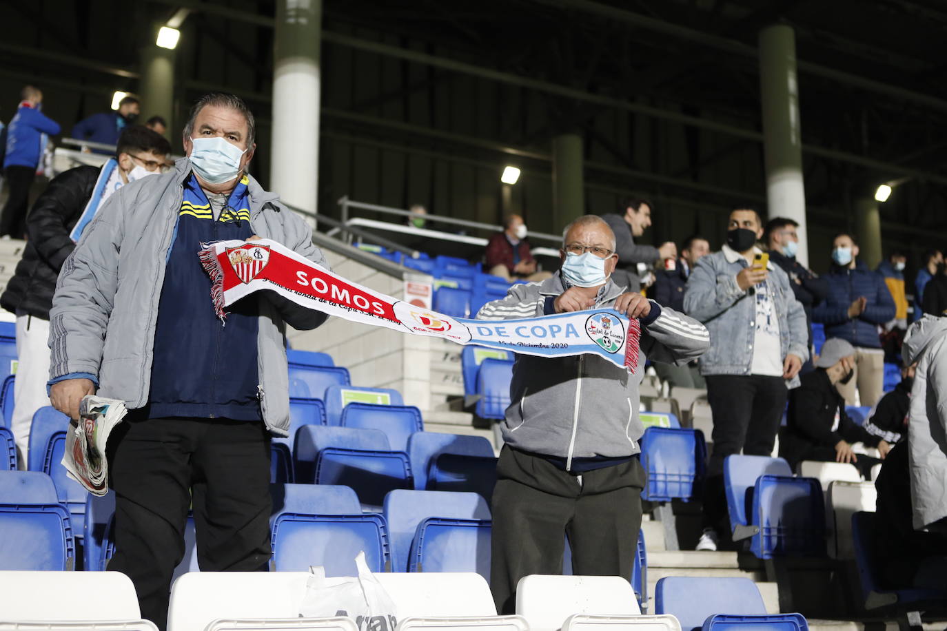 El ambientazo de la grada en el Ciudad de Lucena-Sevilla FC, en imágenes