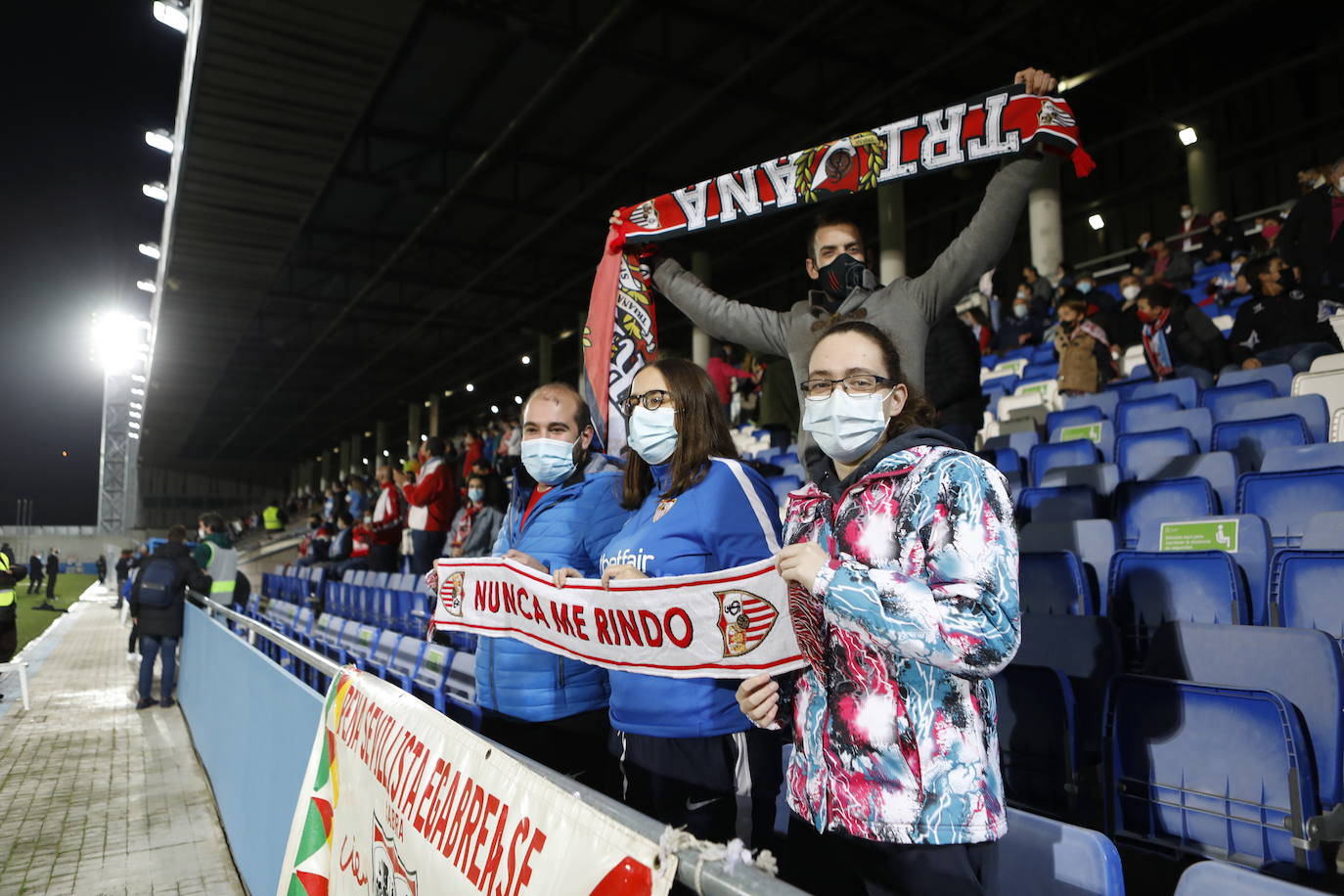 El ambientazo de la grada en el Ciudad de Lucena-Sevilla FC, en imágenes